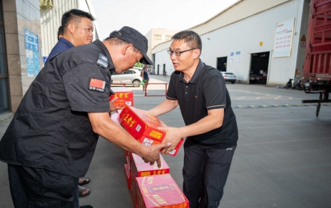戰(zhàn)高溫、保供應，嘉興市財貿工會主席陳云建慰問我司基層員工